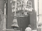 Fotografia z lat 80. przedstawiający wciąganie na wieżę nowego krzyża